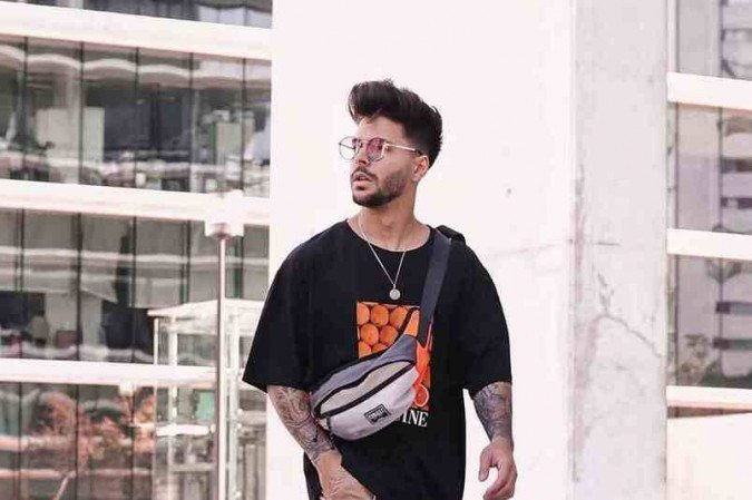 Acrescentar acessórios como pochetes, correntes e óculos deixa o look com a calça cargo mais estiloso.