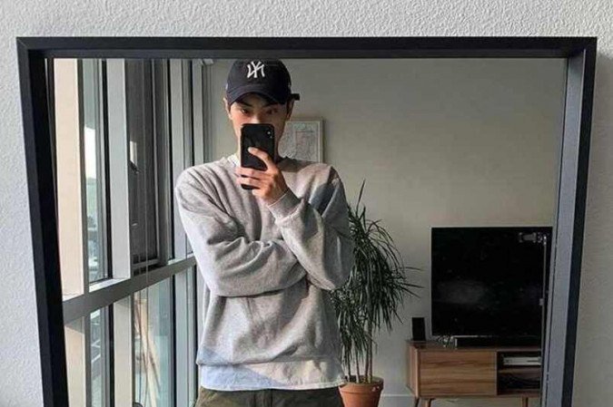 Para um look mais simples, coloque a calça cargo com um moletom.