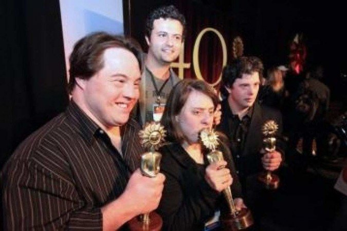 Os atores de 'Colegas', premiados, ao lado do diretor Marcelo Galvão, em imagem de 2012 -  (crédito: Cleiton Thiele/ Photopress/ Divulgação)