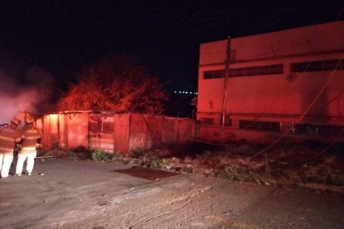 Incêndio em barracão de madeira assusta moradores de Sobradinho