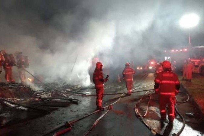 Incêndio em barracão de madeira assusta moradores de Sobradinho