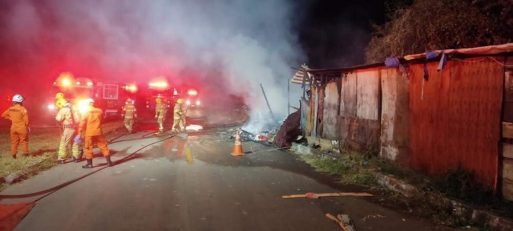 Incêndio em barracão de madeira assusta moradores de Sobradinho