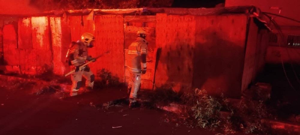 Incêndio em barracão de madeira assusta moradores de Sobradinho