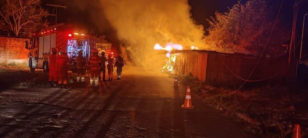 Incêndio em barracão de madeira assusta moradores de Sobradinho