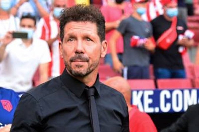 Atletico Madrid's Argentinian coach Diego Simeone looks on before the Spanish League football match between Levante UD and Real Madrid CF at the Ciutat de Valencia stadium in Valencia on August 22, 2021. (Photo by JAVIER SORIANO / AFP)