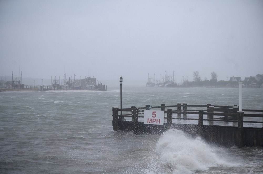 Tempestade tropical Henri toca o solo em Rhode Island e avança na costa leste dos EUA