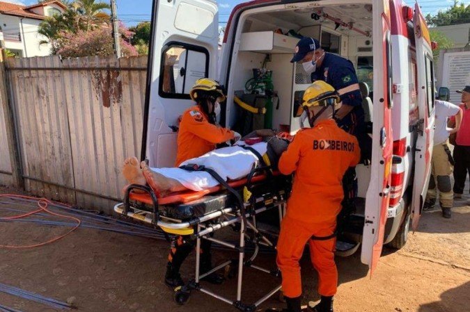 Fiação de furadeira usada pelo homem se rompeu e eletrocutou vítima, que foi transportada ao Hospital de Base -  (crédito: CBMDF/Divulgação)