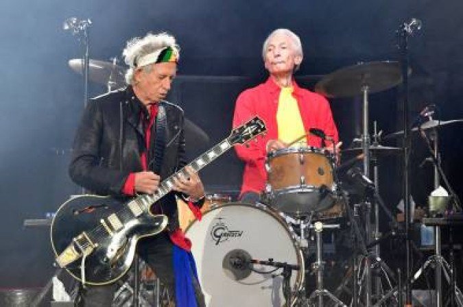 (FILES) In this file photo taken on June 22, 2018 Rolling Stones' Keith Richards (L) and Charlie Watts perform during a concert at Berlin's Olympic Stadium. Charlie Watts, drummer with legendary British rock'n'roll band the Rolling Stones, died on August 24, 2021 aged 80, according to a statement from his publicist. (Photo by Tobias SCHWARZ / AFP) - (crédito: TOBIAS SCHWARZ) (FILES) In this file photo taken on June 22, 2018 Rolling Stones' Keith Richards (L) and Charlie Watts perform during a concert at Berlin's Olympic Stadium. Charlie Watts, drummer with legendary British rock'n'roll band the Rolling Stones, died on August 24, 2021 aged 80, according to a statement from his publicist. (Photo by Tobias SCHWARZ / AFP) - (crédito: TOBIAS SCHWARZ)