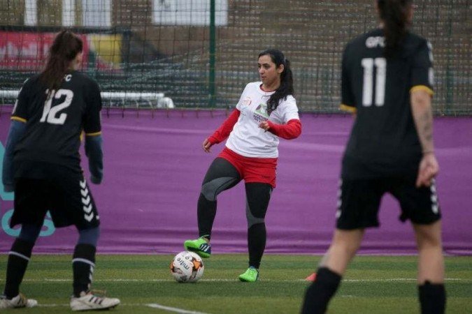 Ex-capitã da seleção do Afeganistão, Khalida Popal participou da operação que alocou jogadoras em voo de evacuação -  (crédito: Daniel LEAL-OLIVAS / AFP)