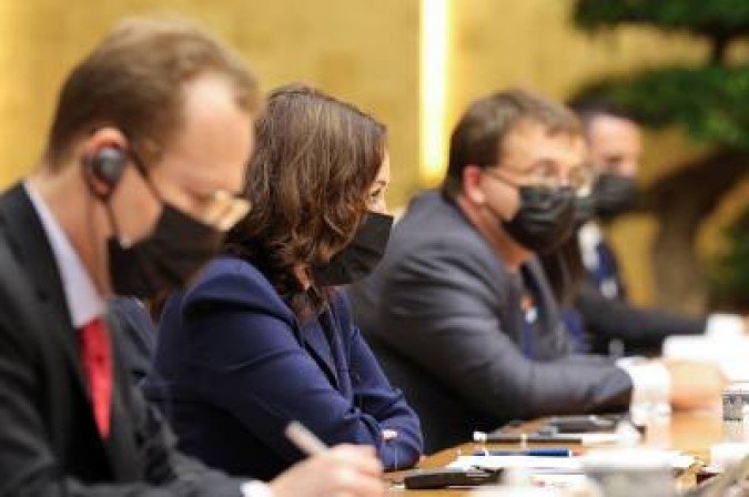 Kamala observa o primeiro-ministro do Vietnã Pham Minh Chinh (não retratado), durante reunião no Gabinete do Governo, em Hanói, Vietnã, em 25 de agosto de 2021. Harris estava no Vietnã como parte de uma viagem ao sudeste da Ásia, onde busca reunir aliados regionais