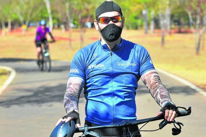 Antes de ir para o trabalho, o auditor Iuri Santos pedala com o seu 