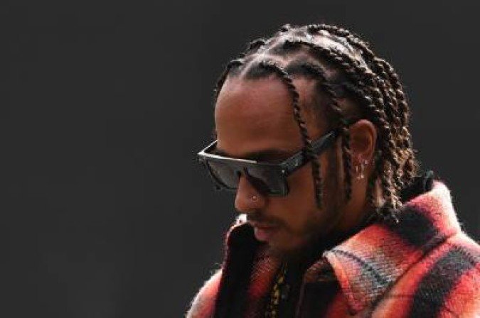 Preocupado com o estado de saúde da Rainha na manhã desta quinta, Lewis Hamilton demorou para ser reconhecido pelo monarca como Sir pela Coroa Britânica - (crédito: JOHN THYS) Preocupado com o estado de saúde da Rainha na manhã desta quinta, Lewis Hamilton demorou para ser reconhecido pelo monarca como Sir pela Coroa Britânica - (crédito: JOHN THYS)