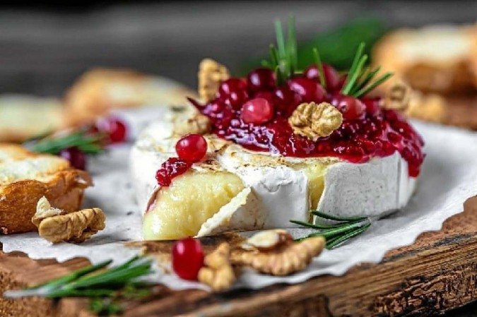 Beleza e sabor: brie com molho de frutas vermelhas, mel, nozes e alecrim
