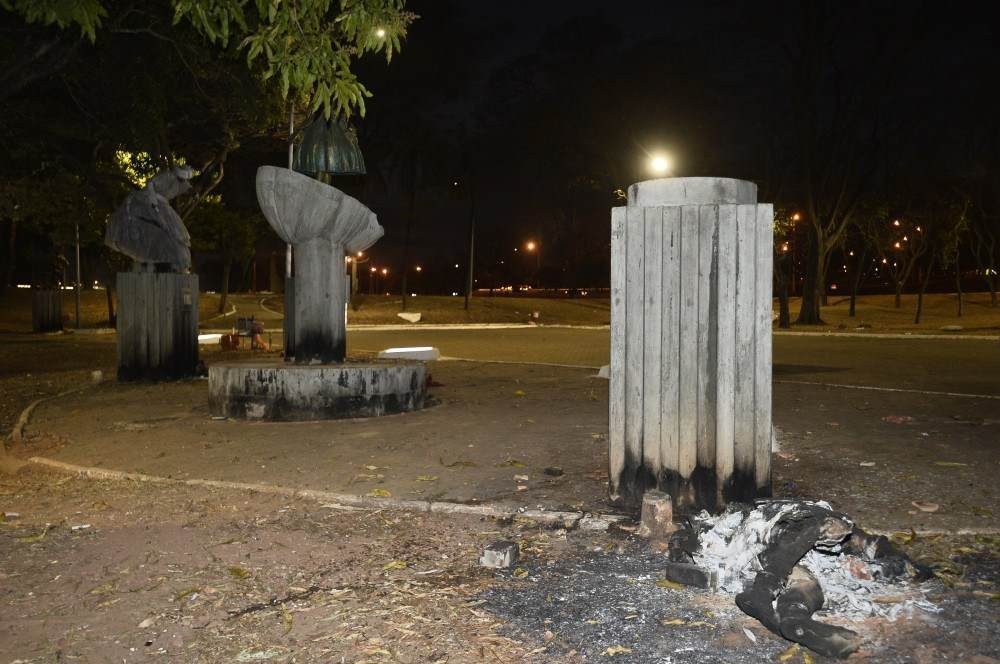 Estátua de Ogum é depredada na Praça dos Orixás, na Prainha