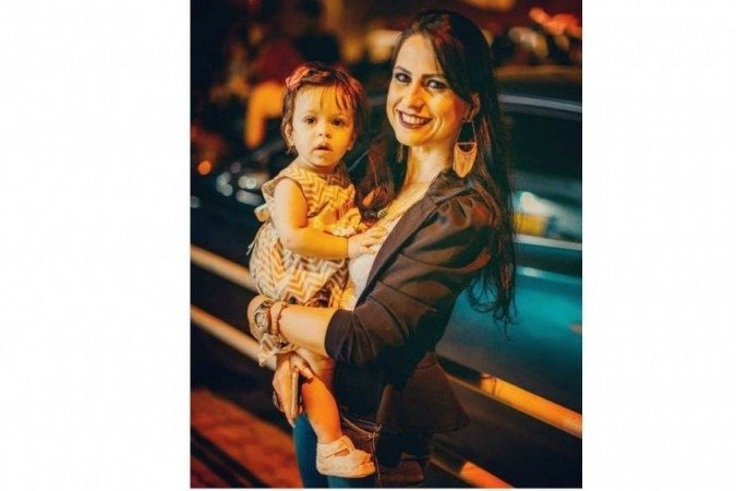 Agosto Dourado: Arine Miranda foi constrangida no metrô enquanto amamentava a filha 