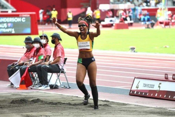 Silvânia Costa queimou os dois primeiros saltos, mas cravou 5m na última tentativa e celebrou o ouro -  (crédito: Helano Stuckert/Rede do Esporte)