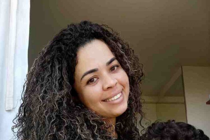 Ediane Lacerda e o filho Bernardo, de 3 anos e oito meses, aprenderam a lidar com o preconceito de outras pessoas com a amamentação prolongada