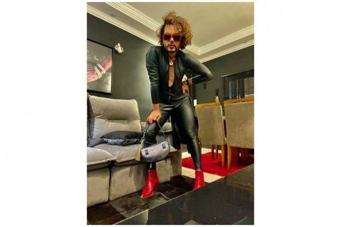 O couro confere o poder e o impacto que Júnior Schroer quer provocar na produção 