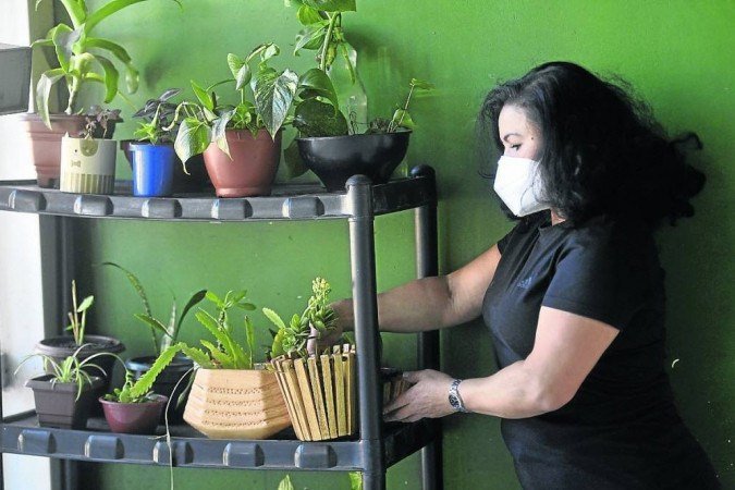 Na confecção de vasos artesanais,  Cláudia Maria de Lima descobriu a matéria-prima para enfrentar o luto 