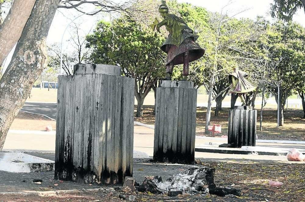 Polícia investiga responsáveis por queima da escultura de Ogum no Lago