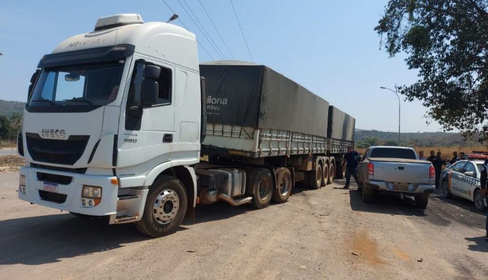 Carreta roubada na Bahia com toneladas de soja é recuperada pela PMDF