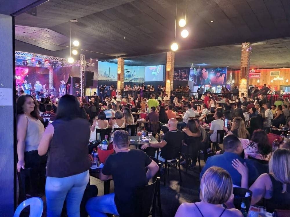 Cinco bares são multados e interditados por aglomeração no DF