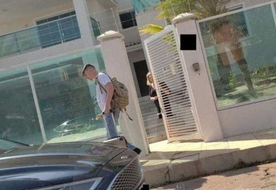 Renan Bolsonaro na casa onde mora com a mãe, em Brasília 