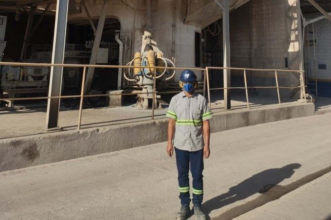 Atrás de Valtair Rodrigues está o moinho de atox, uma das máquinas que o mecânico opera