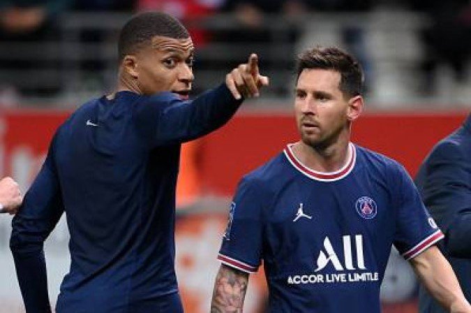 TOPSHOT - Paris Saint-Germain's French forward Kylian Mbappe talks to Paris Saint-Germain's Argentinian forward Lionel Messi at the end of the French L1 football match between Stade de Reims and Paris Saint-Germain at Auguste Delaune Stadium in Reims on August 29, 2021. (Photo by FRANCK FIFE / AFP)