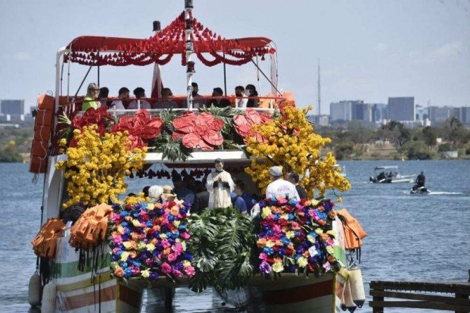 Por cerca de três horas, fiéis participaram de procissão nas águas do Lago Paranoá -  (crédito: Minervino Junior/CB/D.A Press - 29/8/2021)