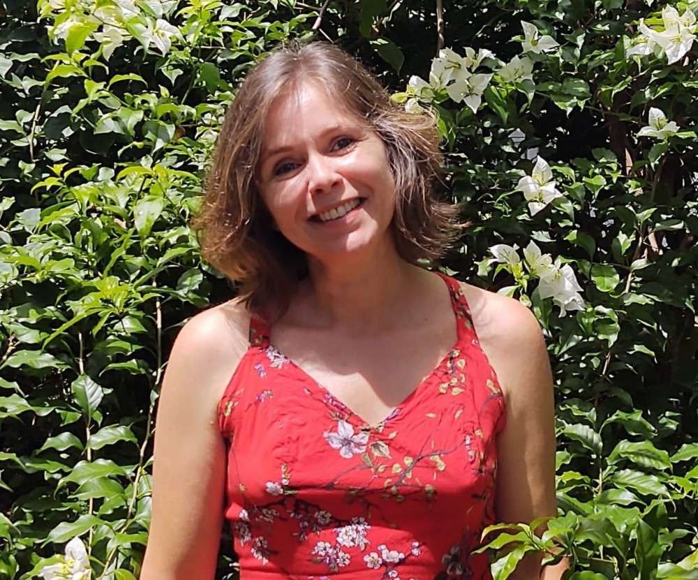 Escritora lança romance com personagens agêneros com leitura on-line