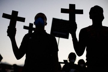 Ativistas do movimento negro participam de protesto contra o racismo e a violência policial durante o Dia Nacional Contra o Racismo em comemoração aos 133 anos da abolição da escravidão no Brasil, em Brasília, em 13 de maio de 2021 -  (crédito: Sergio Lima/AFP)