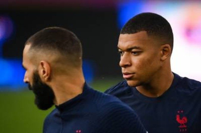 France's forward Kylian Mbappe reacts next to France's forward Karim Benzema (L) during a training session at the Meineau stadium in Strasbourg, eastern France, on August 31, 2021 on the eve of the FIFA World Cup Qatar 2022 qualification Group D football match between France and Bosnia-Herzegovina. (Photo by FRANCK FIFE / AFP)