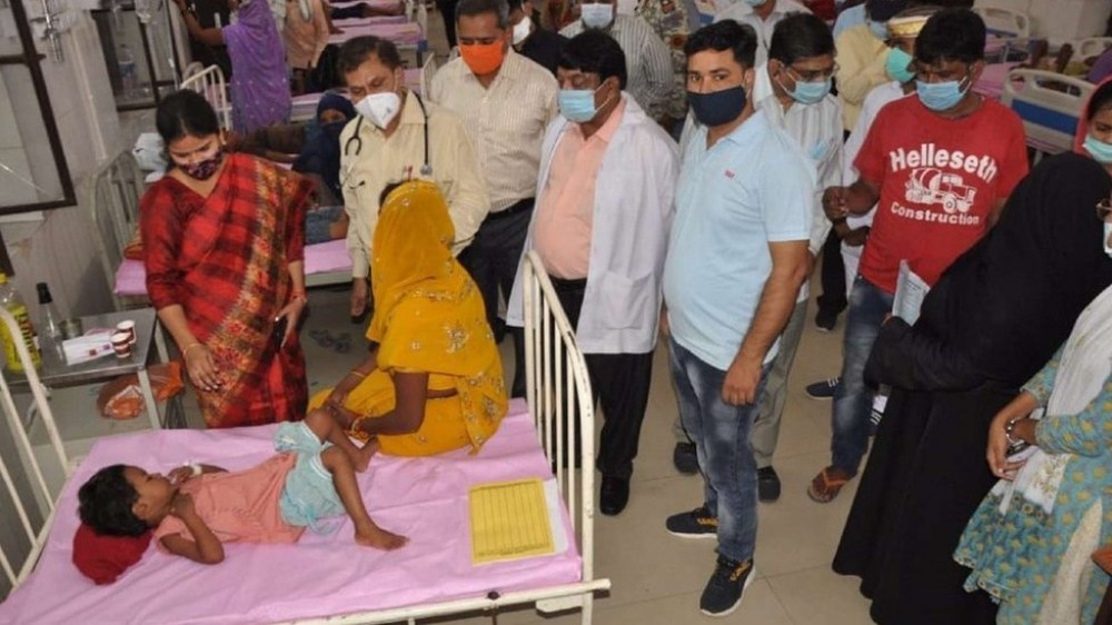 O que está por trás da 'misteriosa' febre que vem matando crianças na Índia