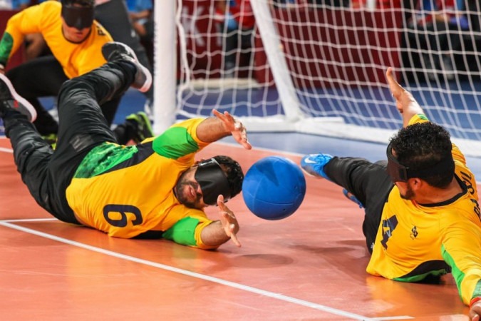 Bola de equipe masculina e quadra de tênis durante uma competição