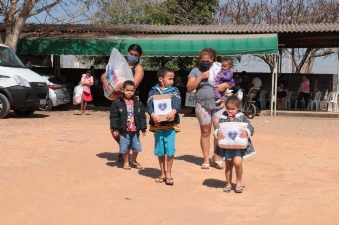 Campanhas solidárias entregam cestas de alimentos e kits de higiene e limpeza a famílias carentes do DF - (crédito: LBV/Divulgação) Campanhas solidárias entregam cestas de alimentos e kits de higiene e limpeza a famílias carentes do DF - (crédito: LBV/Divulgação)