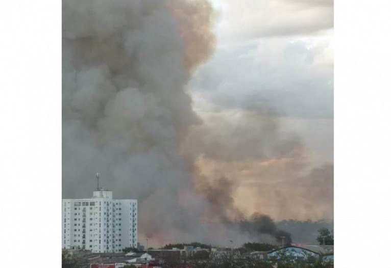Incêndio no Setor Industrial (SOF Sul) registrado por morador da região