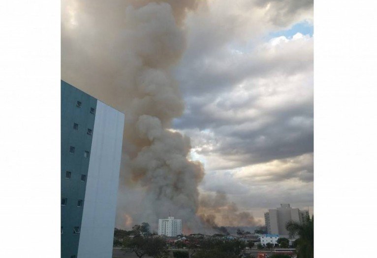 Incêndio no Setor Industrial (SOF Sul) registrado por morador da região