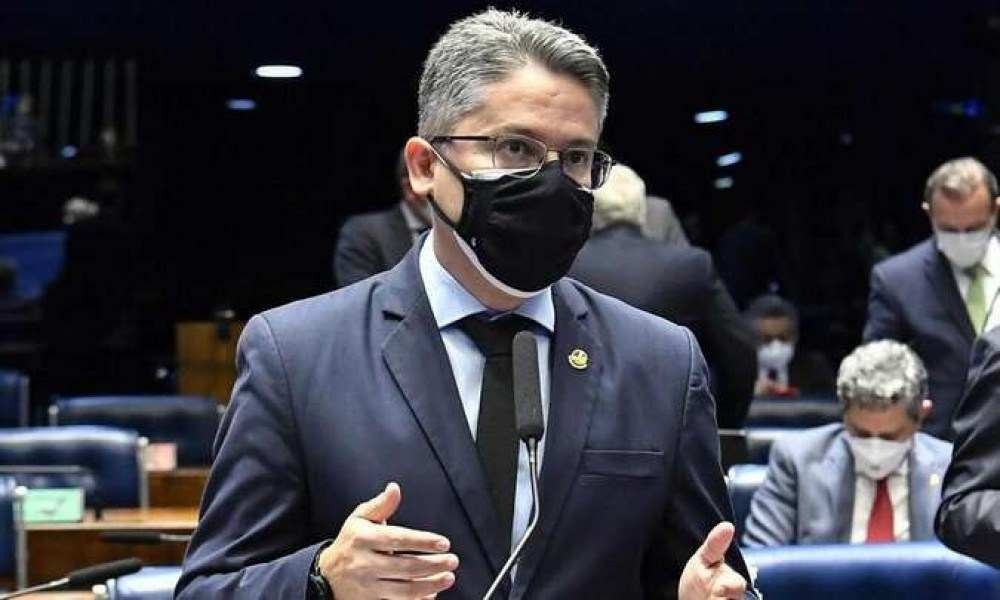 Alessandro Vieira pede para CPI convocar ex-mulher de Bolsonaro