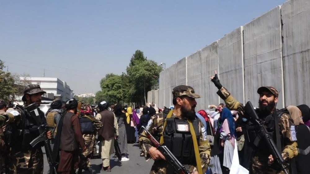 Protesto de mulheres reprimido com chicoteadas, Taser e gás lacrimogêneo, em Cabul