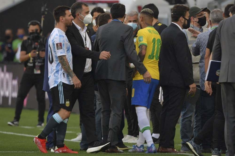 Jogo entre Brasil e Argentina é interrompido por agentes da PF e pela Anvisa