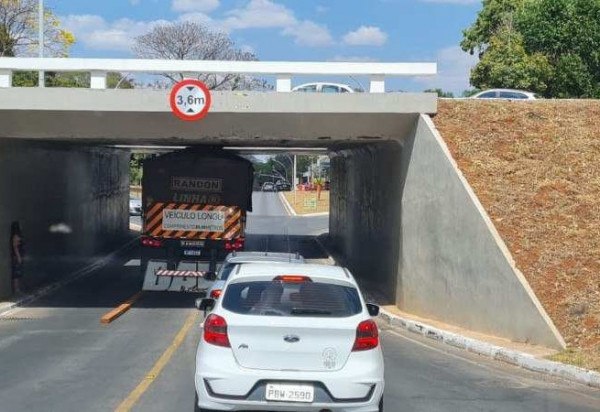 Carreta fica presa em tesourinha da Asa Sul e causa retenção no trânsito