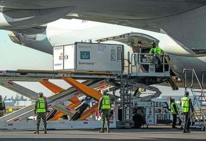 Desembarque de vacinas da Coronavac: 12 milhões de doses importadas da China aguardam liberação da Anvisa -  (crédito: CLAUDIO CRUZ)