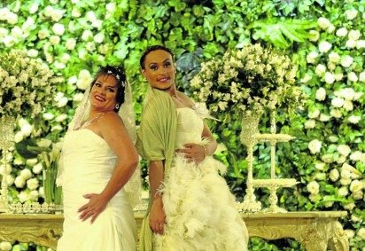 Valdirceia Rodrigues e Yessica Andres preparadas para casarem com os seus noivos. Mesa de doces não faltou no evento -  (crédito: Carlos Vieira/CB/D.A Press)