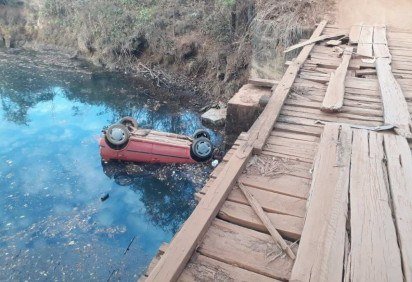 Carro submerso é encontrado com corpos de seis jovens em região rural de Luziânia na manhã desde domingo (5/9) -  (crédito: Corpo de Bombeiros)