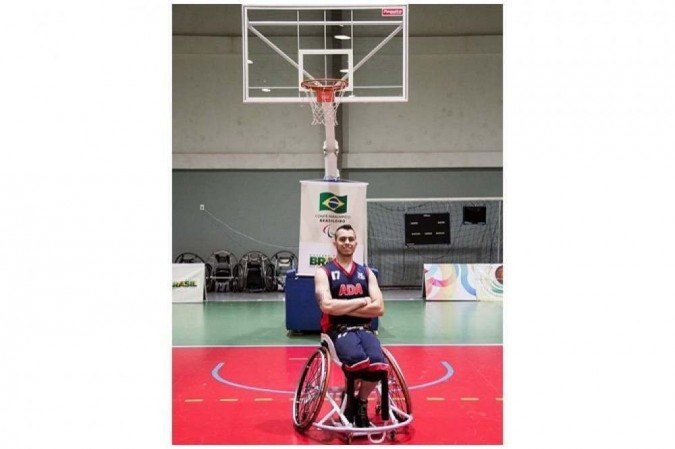 Jo&atilde;o Paulo Nascimento pode andar, mas tem limita&ccedil;&otilde;es, por isso pratica basquete em cadeira de rodas e jogou at&eacute; em times da Europa  
