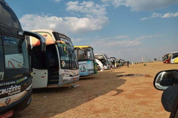 Tendas, barracas, caminhões e ônibus ocupam o local - (crédito: PMDF/Divulgação) Tendas, barracas, caminhões e ônibus ocupam o local - (crédito: PMDF/Divulgação)