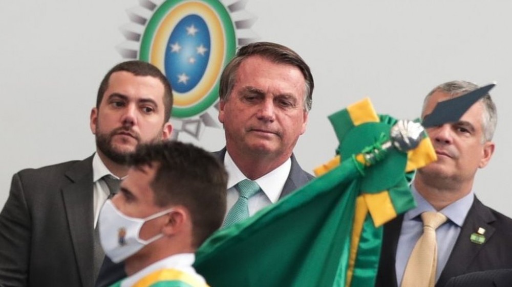 Bolsonaro 'fantasia' retorno a 1964, mas cenário não permite golpe, opina cientista político