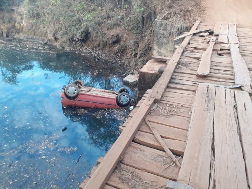 Carro submerso em riacho é encontrado com corpos de seis jovens em Luziânia