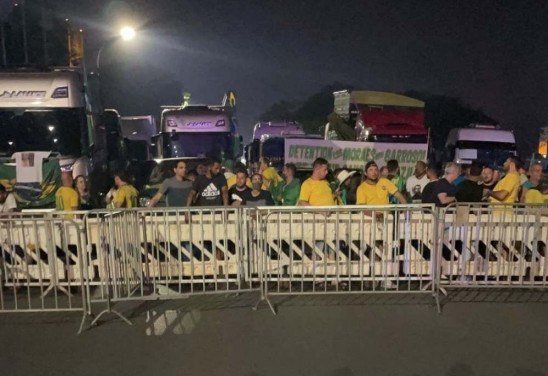 Manifestantes contidos em barreira montada pela PM na altura da Alameda das Bandeiras